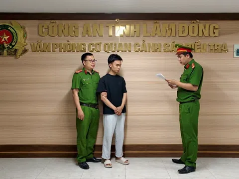 Đưa điện thoại cho nhân viên Ngân hàng TMCP Quân đội (MBB), khách hàng mất gần 2 tỷ đồng