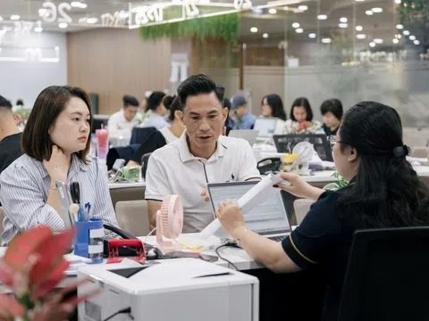 Hàng trăm khách hàng đổ xô ký thủ tục khu Đảo Ngọc: “Đây là vị trí độc nhất, vô nhị”