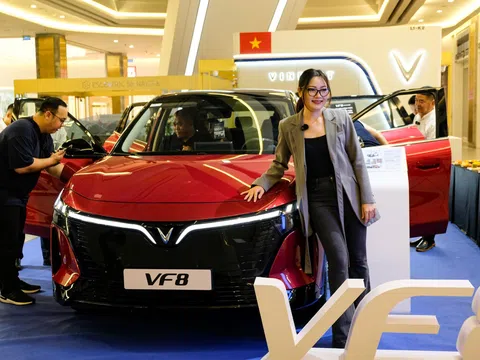 VF 8 thế hệ mới vừa lộ diện tại TP.HCM đã khiến khách Việt “phát sốt”, nhiều người rủ nhau chốt cọc sớm hưởng ưu đãi khủng