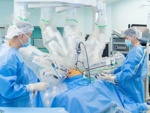 Vượt nửa vòng Trái Đất, bệnh nhân ung thư người Australia chọn Việt Nam để điều trị