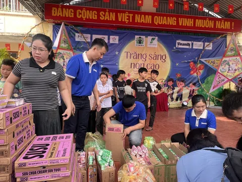 Từ vùng cao đến hải đảo, gần 300.000 sản phẩm dinh dưỡng Vinamilk đến với trẻ em dịp Trung thu