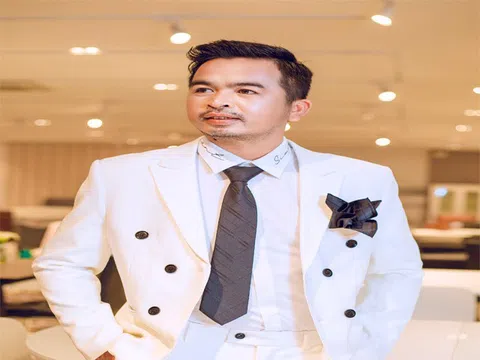 Nguyễn Mạnh Thế khoe vẻ điển trai và mang dáng dấp của một doanh nhân thành đạt