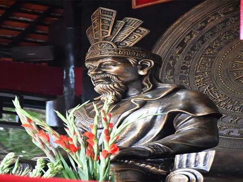 Hơn 1000 bánh chưng lộc cho du khách dâng hương tượng vua Hùng